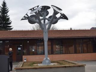 “Solarno drvo” za punjenje mobitela i laptopa postavljeno u krugu Kampusa UNSA
