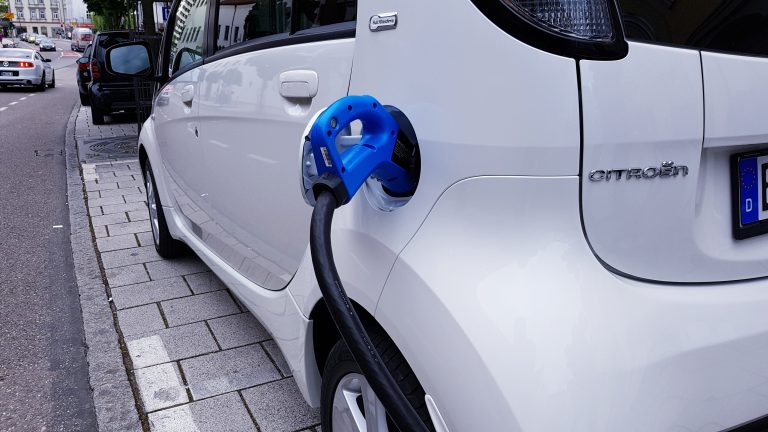 Samo devet zemalja EU zaista podstiče kompanije da pređu na električna vozila